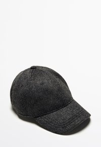 Zwarte vilten baseballcap met een gebogen rand, zes ventilatiegaatjes en een ronde kroon. Structuurmateriaal met een gladde afwerking.