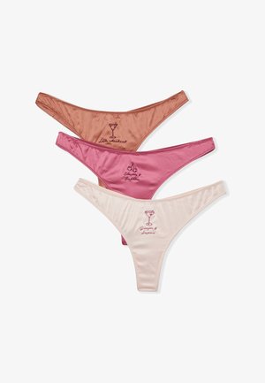 Tre paia di perizoma in tessuto satinato. Colori: rosa chiaro, rosa e pesca. Ognuno presenta motivi ricamati a tema bevande e testo.