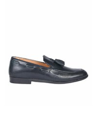 Mocassino in pelle nera con finitura liscia, caratterizzato da un elemento a frange e dettagli cuciti lungo il bordo superiore. Design a profilo basso.