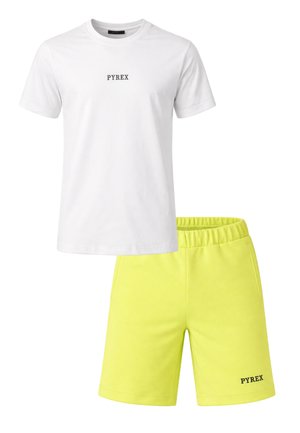 Maglietta bianca a maniche corte con scritta "PYREX" sul davanti e pantaloncini con elastico in vita di colore giallo neon con scritta "PYREX" sulla gamba.