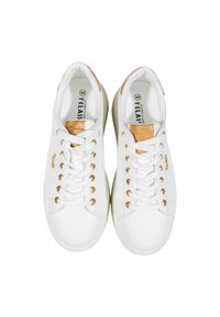 Sneakers bianche con occhielli e lacci dorati, caratterizzati da un accento in pelle scamosciata beige sulla linguetta. Materiale liscio e design della punta rotonda.