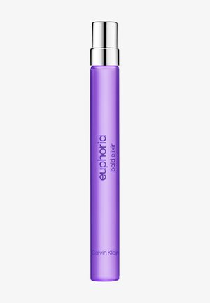 Flacon de parfum vaporisateur violet, grand et mince, étiqueté "euphoria bold elixir" par Calvin Klein, avec un bouchon argenté brillant.