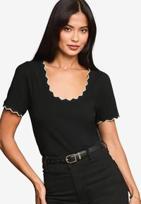 Lipsy SCALLOP TRIM - REGULAR FIT - Apdrukāts T-krekls - black