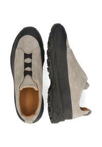 Graue Wildleder-Slipper mit schwarzen Gummisohlen und Schnürsenkeln. Sie verfügen über eine abgerundete Spitze und ein strukturiertes Design für zusätzlichen Halt.