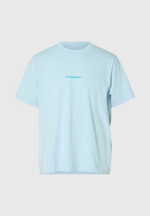 T-shirt bleu clair à manches courtes avec un petit texte bleu "Hotel Amour" centré sur la poitrine, présenté sur un fond uni.