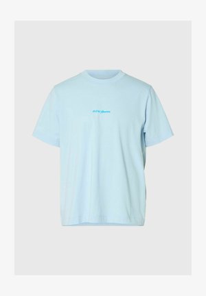 Világoskék rövid ujjú póló, középen a mellkason kis kék "Hotel Amour" felirattal, egyszínű háttéren kiállítva.