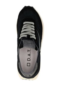 Sneaker nera con tomaia in tessuto testurizzato, lacci grigi chiari, colletto imbottito e suola in gomma beige. Presenta il logo "D.A.T." all'interno.