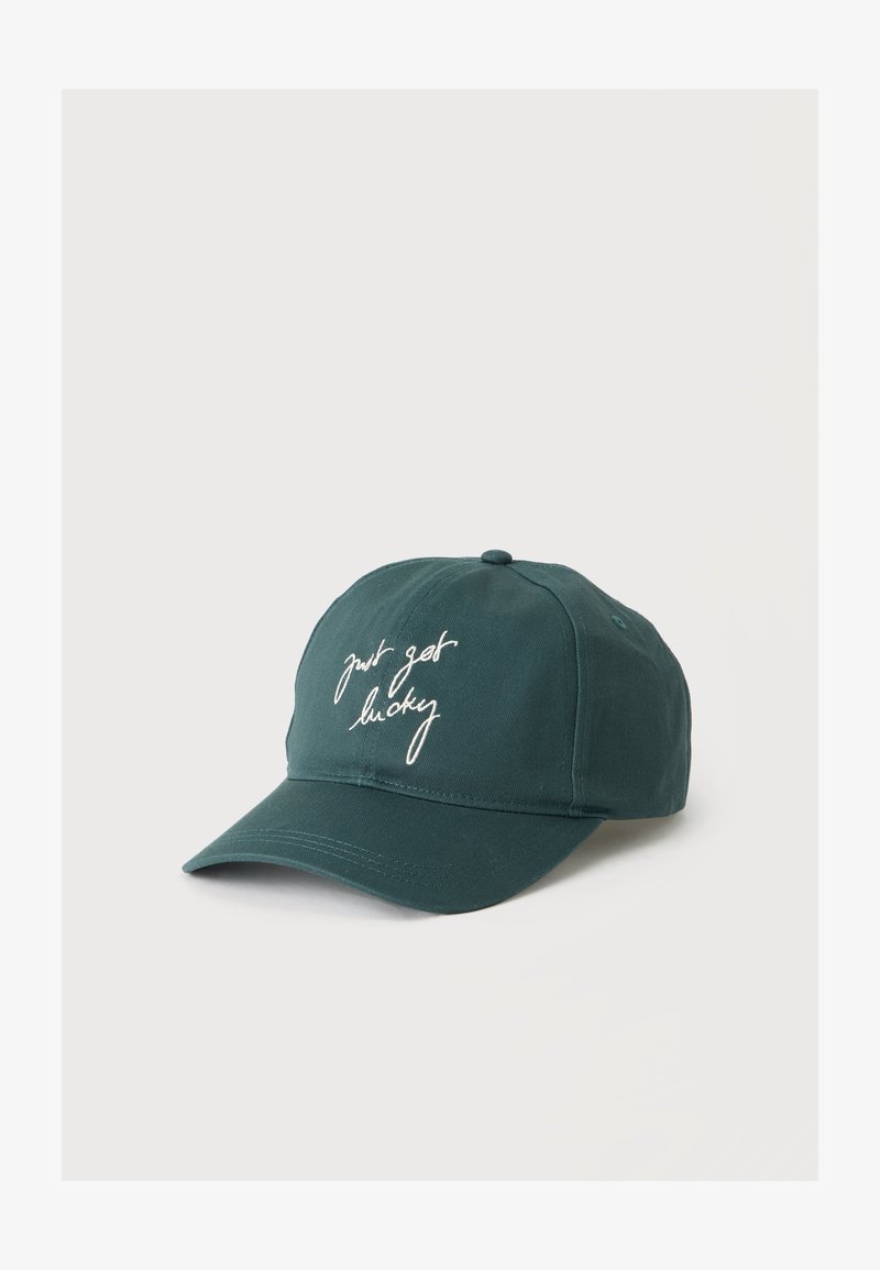 Casquette de baseball vert foncé avec un texte en cursive blanche "just get lucky" brodé sur le panneau avant, exposée sur une surface claire.
