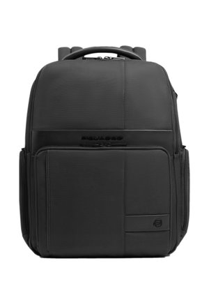 Zwarte gestructureerde rugzak met bovenhandvat, voorvak met rits en merklogo op een rechthoekige patch onder het vak.