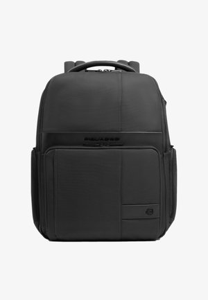 Zwarte gestructureerde rugzak met bovenhandvat, voorvak met rits en merklogo op een rechthoekige patch onder het vak.