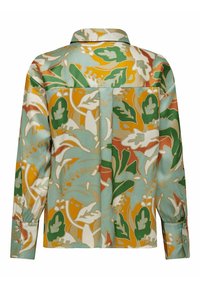 Camicia a maniche lunghe di colore azzurro chiaro con motivi floreali multicolori in verde, arancione e beige. Presenta un colletto e polsini con bottoni.