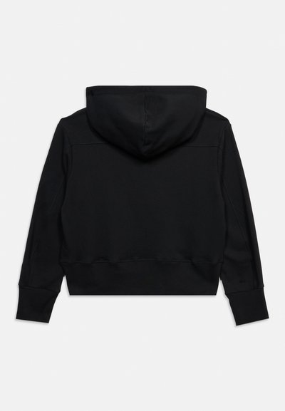 Μαύρο φούτερ με μακριά μανίκια και κουκούλα, απλωμένο επίπεδα ώστε να φαίνεται η πίσω πλευρά του, με πλεκτά μανσέτες και ραφή κατά μήκος του ώμου και του κάτω μέρους της πλάτης.