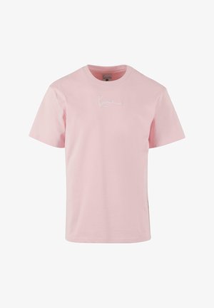 Lyserød bomulds t-shirt med rund hals, korte ærmer og hvid broderet tekst på brystet. Glat tekstur, afslappet pasform.