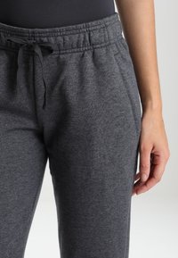 Grijze trainingsbroeken van zacht, textuurstof, met een elastische tailleband met een koord en zijvakken.