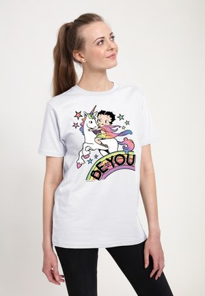 Hvid bomulds T-shirt med et farverigt tegneserie-grafik af en enhjørning og en karakter med teksten "VÆR DIG SELV". Designet inkluderer stjerner og en regnbue.