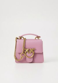 Rosa skinnhåndveske med kjedestropp, med en rund gullpynt prydet med to fuglemotiver. Kompakt rektangulær form.