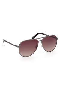 Ochelari de soare aviator din metal, cu lentile Gradient de la întunecat la deschis. Rame subțiri negre cu un design ușor, având tampoane de nas transparente pentru confort.