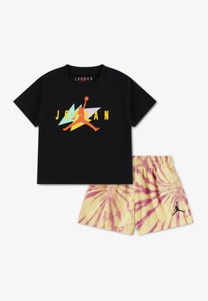 Zwart Jordan T-shirt met korte mouwen en kleurrijk logo, gecombineerd met geel-roze tie-dye shorts met een klein zwart Jumpman-logo.
