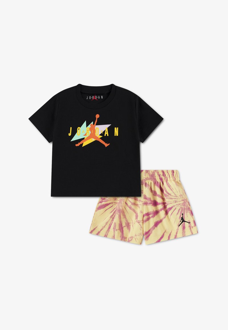 Μαύρο κοντομάνικο T-shirt Jordan με πολύχρωμο λογότυπο, συνδυασμένο με σορτς tie-dye σε κίτρινο και ροζ, με μικρό μαύρο λογότυπο Jumpman.