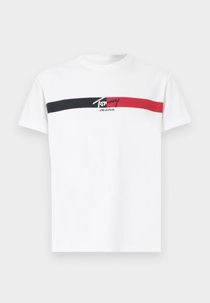 Hvid T-shirt med korte ærmer med en horisontal sort og rød stribe over brystet med "Tommy Jeans" logo i midten.