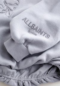 Sweatshirt grigio chiaro con design ricamato di una rosa e logo, polsini a coste e orlo arricciato per un finitura testurizzata.