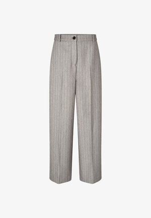 Calças cinzentas de cintura alta com riscas verticais, apresentando um fecho de botão, pernas largas e uma textura suave.