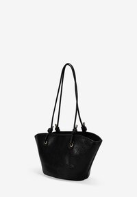 Bolso tote de cuero negro con un acabado texturizado, dos asas largas y herrajes en tono dorado. Presenta una apertura superior y una forma triangular amplia.