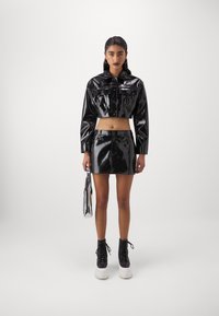 Calvin Klein Jeans EXCLUSIVE SHINY SUPER CROP TRUCKER - Poletna jakna - black