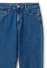 Jeans blu in denim con tasche frontali, passanti per cintura e chiusura con bottone metallico, mostrati dalla vita a metà coscia su sfondo bianco.
