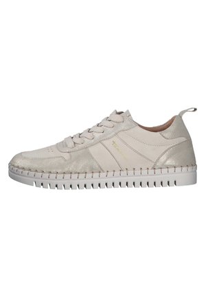 Hellbeige Sneaker mit metallischen Akzenten, texturiertem Leder-Obermaterial, runder Zehenpartie, Schnürsenkeln und einer weißen Gummisohle mit Rillenprofil.