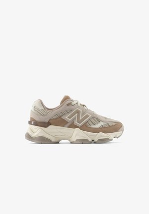 Beige en bruine New Balance sneaker met mesh- en suède bovenwerk, dikke zool en het merk "N" op de zijkant, gezien vanuit het linkerprofiel.