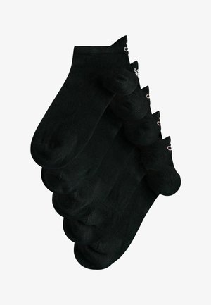 Viis musta pahkluu sokki, millel on manseti lähedal väikesed valged ja roosad logod, paigutatud kattuvana valgel taustal.