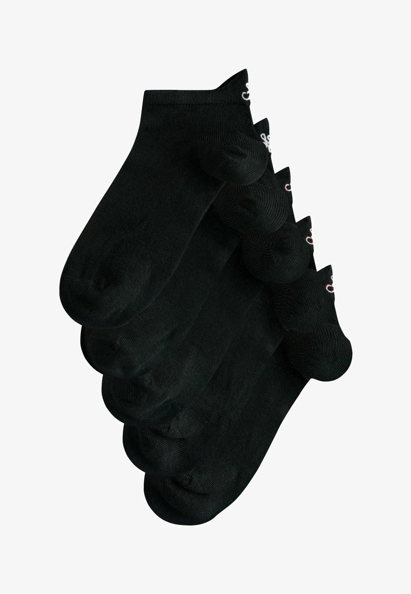 Lot de cinq chaussettes noires pour cheville avec de petits logos blancs et roses près du bord, disposées en chevauchement sur un fond blanc.