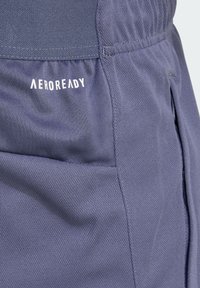 Marinblå träningshorts i texturerad tyg, med justerbart midjeband, sidofickor och vit 'AEROREADY'-logotyp.