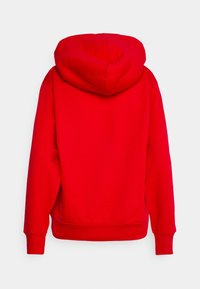 Sweat à capuche rouge vif vu de dos, avec manches longues et poignets et ourlet côtelés, sur fond blanc.