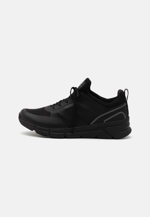 Czarny niski sportowy sneaker z siateczkową i syntetyczną cholewką, amortyzowaną podeszwą, sznurówkami i pętelką na pięcie.