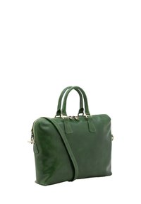 Sac à main en cuir vert avec deux poignées, bandoulière amovible, fermeture éclair et texture subtile. Présente des accents en métal doré.