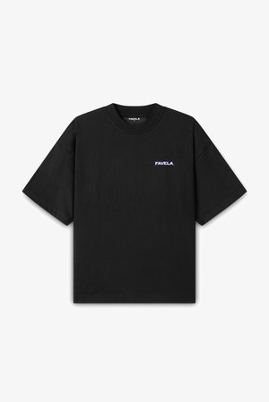 Mustalt puuvillane t-särk lühikeste varrukatega ja ümmarguse kaelusega. Vasakul rinnas on fuksiaroosa "FAVELA" logo. Lihtne disain.