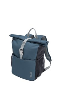 Zaino blu a roll-top con accenti grigi, realizzato in tessuto resistente. Dotato di tasca laterale in rete e chiusura a clip. Spallacci robusti.