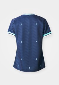 Maillot de sport bleu marine avec motif chevron bleu clair, petits accents en losange blanc et bordures bleu, blanc et noir aux manches courtes et au col.