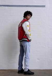 Karl Kani KARL KANI X SMILEY® COLLEGE JACKET - Casaco de pele sintética - red