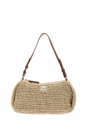 Sac à main beige tressé avec bandoulière en cuir marron réglable et logo DKNY argenté sur le devant, petite fermeture éclair en haut.