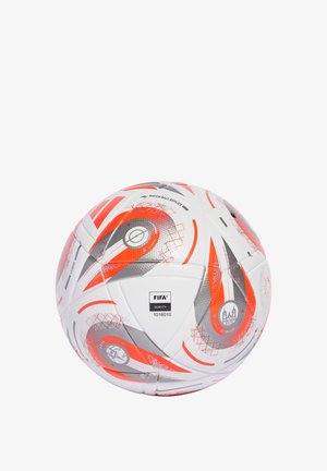 Réplique de ballon de match FIFA avec une surface blanche ornée de motifs dynamiques rouges et gris, texturée pour une meilleure prise en main, et marquée d'une certification de qualité.