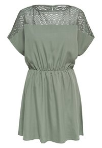 Vestido corto verde con un corte holgado, cinturilla elástica y patrón de encaje en los hombros. Textura suave, dobladillo acampanado. Material ligero.