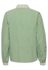 Zelené a bílé pruhované tričko s límečkem, dlouhými rukávy a elastickými manžetami. Hladká tkanina se rovně střiženým zadním dílem.