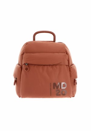 Sac à dos orange rembourré avec une poignée supérieure, une poche zippée à l'avant et un détail métallique "MD 20". Texture douce et forme arrondie.