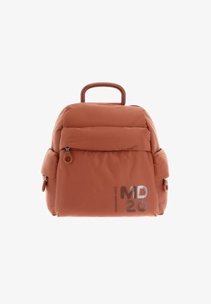 Sac à dos orange rembourré avec une poignée supérieure, une poche zippée à l'avant et un détail métallique "MD 20". Texture douce et forme arrondie.