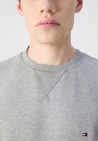 Tommy Hilfiger ESSENTIAL CREWNECK - Sudadera - medium grey heather