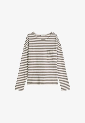 Beżowo-biała koszula w poziome paski z długim rękawem, okrągłym dekoltem i małą kieszonką na piersi po lewej stronie.