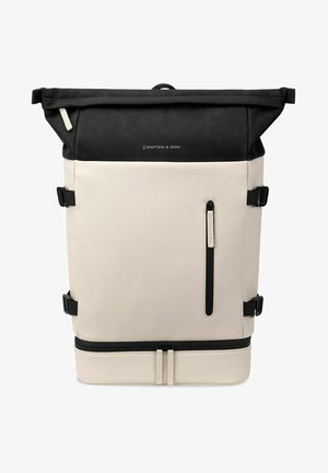 Ritstas met oprolbare bovenkant in zwart en crème, gemaakt van duurzaam materiaal, met verstelbare schouderbanden, ritsen en zijgespen voor een veilige sluiting.